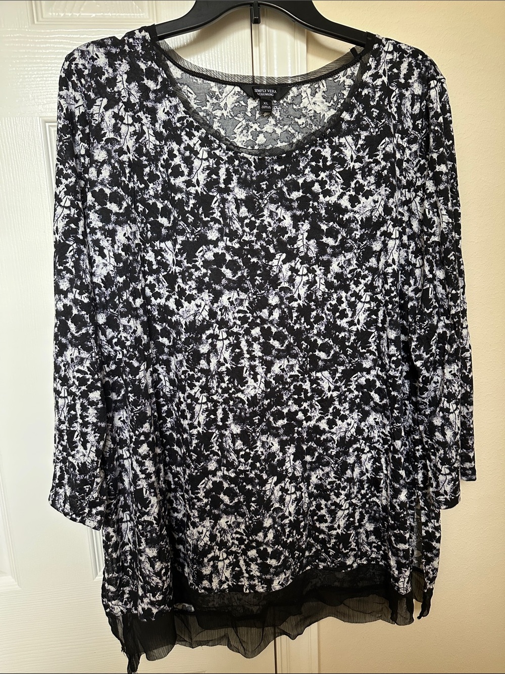 Simply Vera Vera Wang Black Floral Top